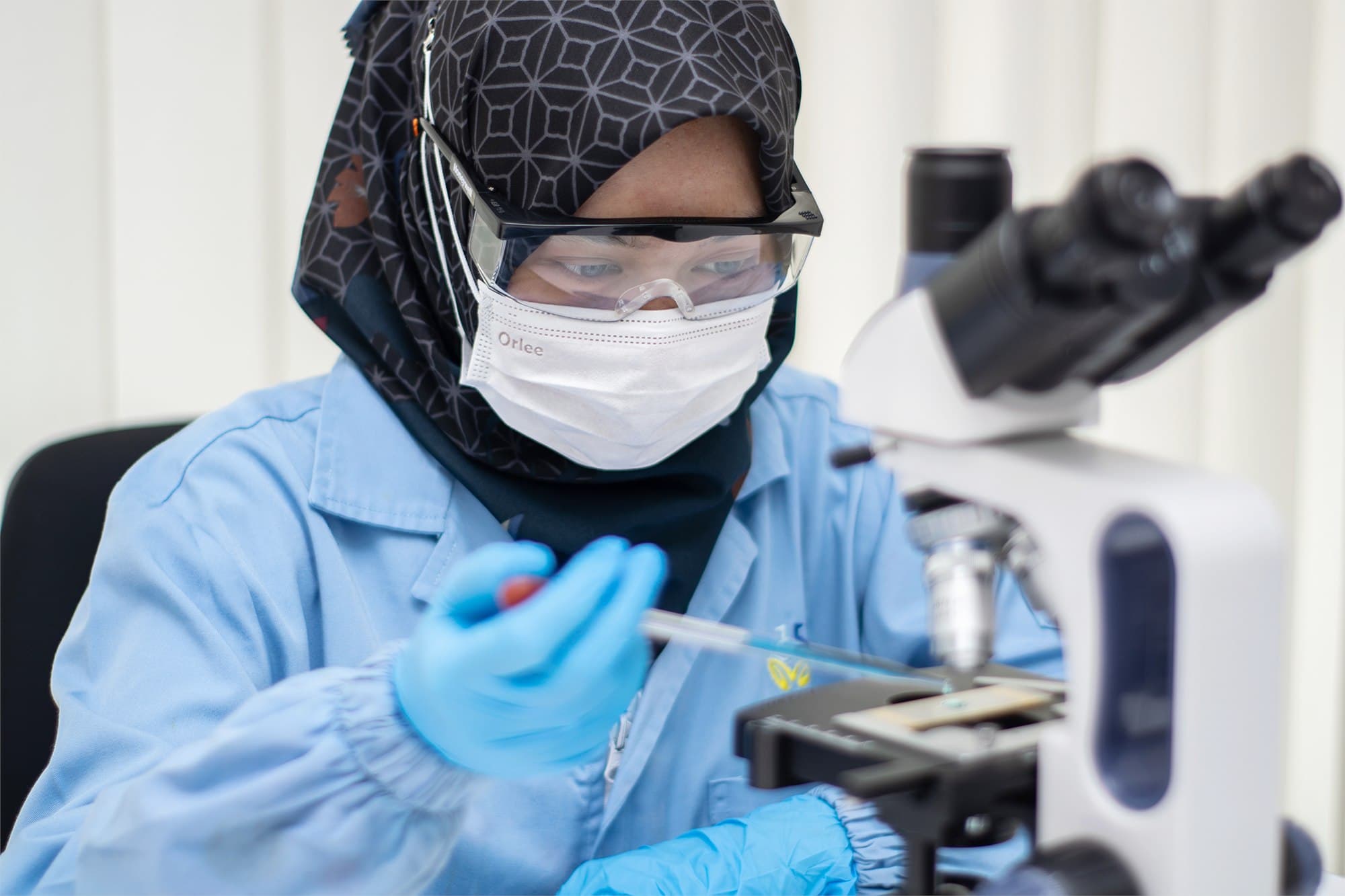 Analis Medialab melakukan pengujian di laboratorium